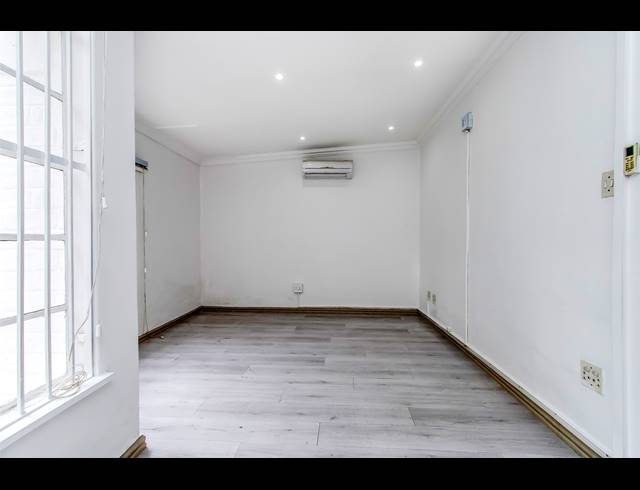 M² OFFICE TO LET IN THE GARDENS
